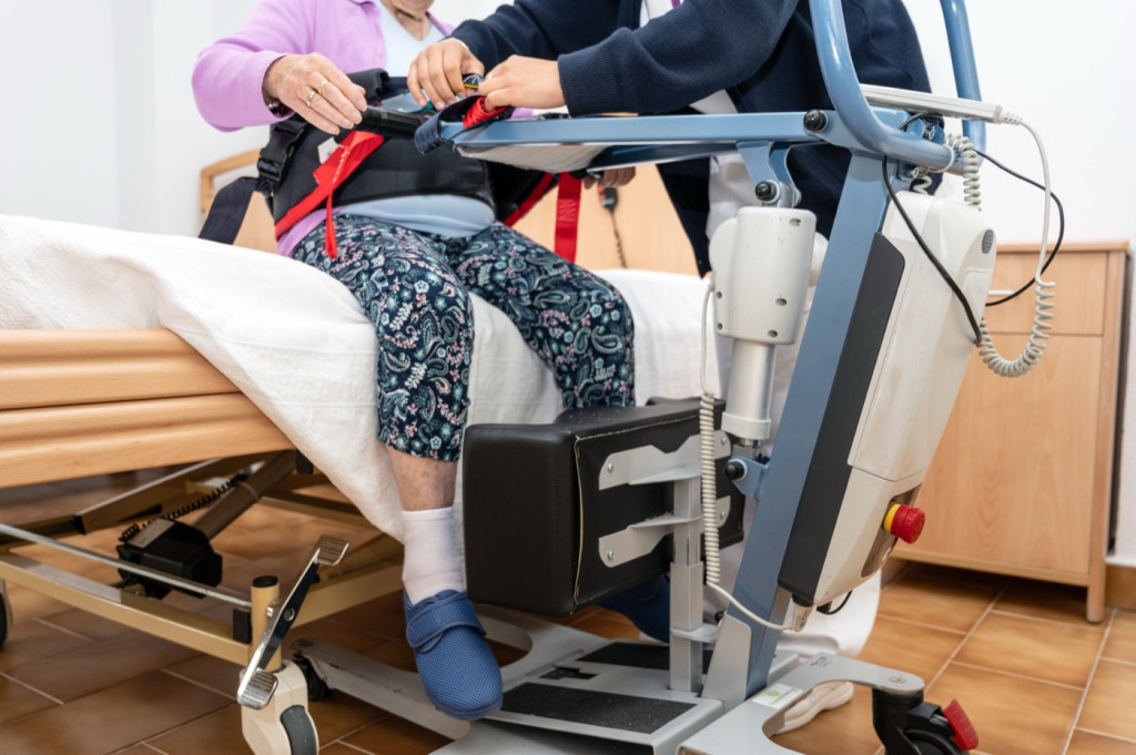 Patientenlifter oder Aufrichtlifter: Welches Hilfsmittel passt?